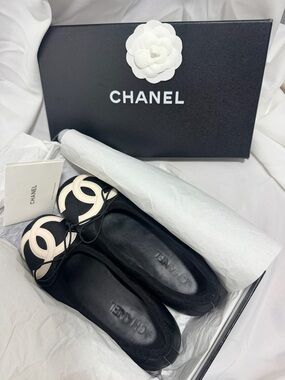 CHANEL Black Ballet Flats with White CC Logo Cap Toe